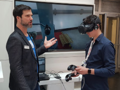 Mann erklärt Wartung mit VR-Brille