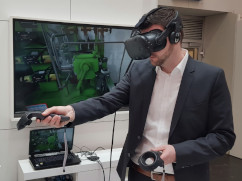 Mann testet VR-Fernwartung